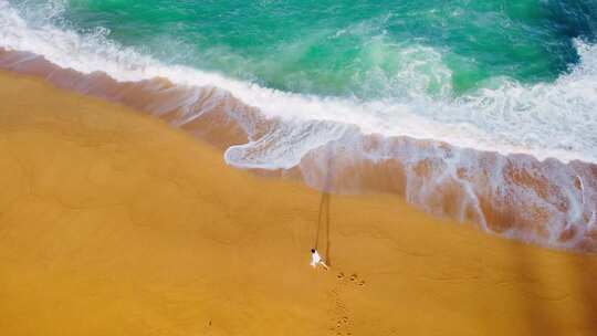 大海蓝色海浪花航拍俯拍海边奔跑沙滩唯美