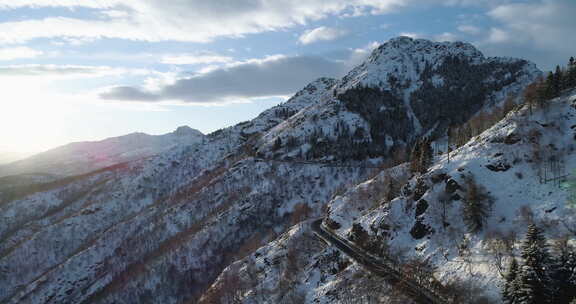 冬季崇山峻岭山峰森林