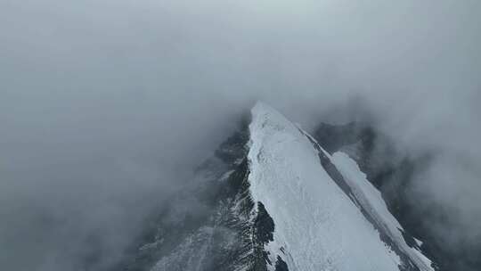 航拍四川甘孜贡嘎山卫峰乌库楚雪山风光