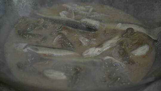 河鱼炖蝲蛄美食制作全流程视频素材模板下载
