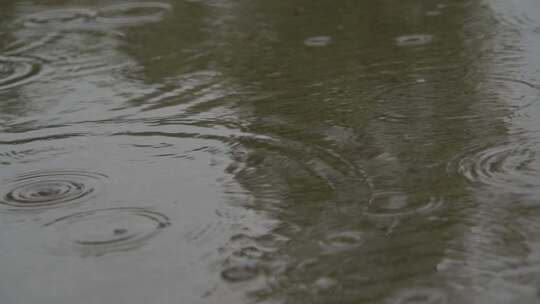 地面雨滴涟漪慢镜头