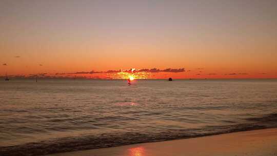 海边沙滩夕阳晚霞