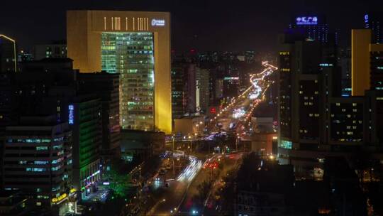 夜晚繁忙的道路和北京的建筑