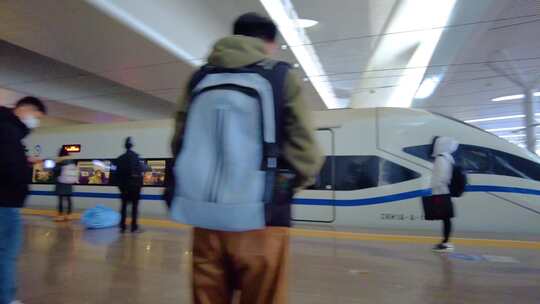火车站乘客排队乘车视频素材