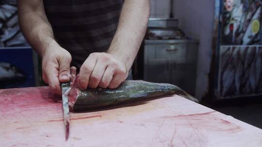 厨师在切割鱼肉