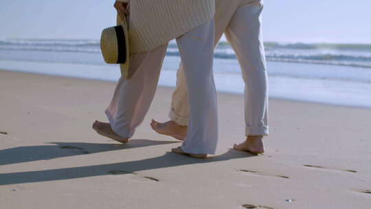 一对夫妇在海滩散步视频素材模板下载