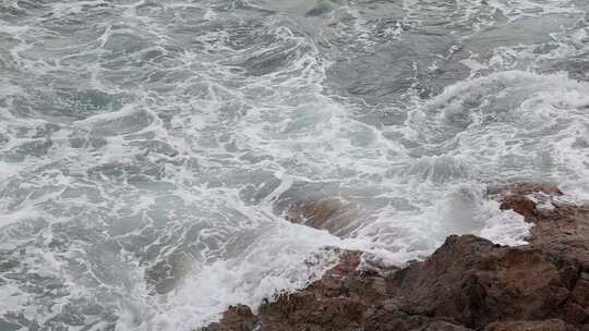 深圳海岸线-大梅沙礁石风起浪涌