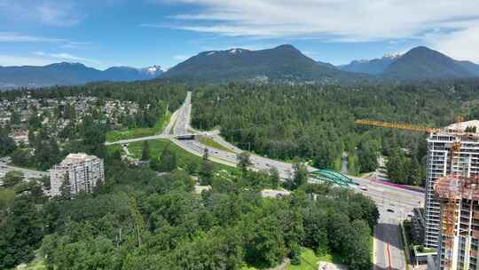 白天在加拿大横贯公路上行驶的车辆来自Lynnmour，北温哥华，BC，加拿大。-ae