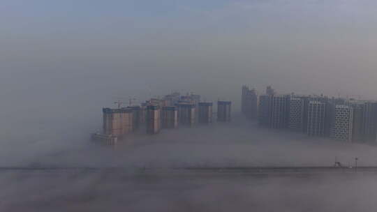 航拍雾中城市