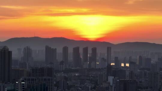 航拍南京玄武湖城区日落