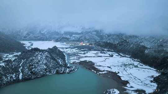 西藏然乌湖和雪山森林湖泊的雪景航拍风光