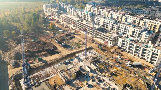 与不同的工程师和建筑师团队在新建筑开发现场进行空中飞行