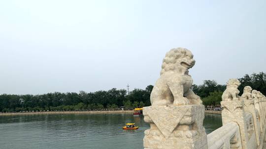 北京颐和园十七孔桥上的石刻石狮子
