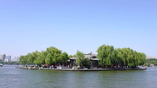 山东济南大明湖公园景区湖面景色与游船游客