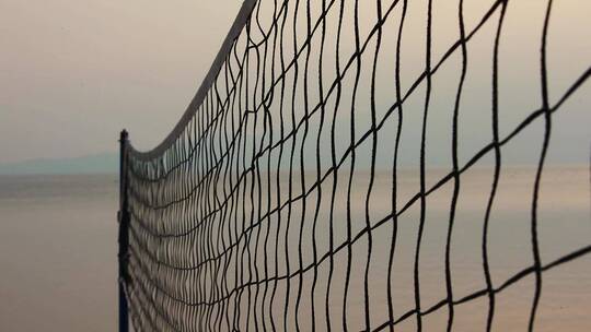 黄昏海边的沙滩排球网
