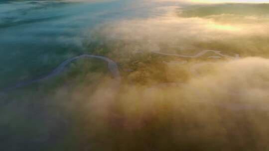 航拍呼伦贝尔草原夏季日出云雾美景
