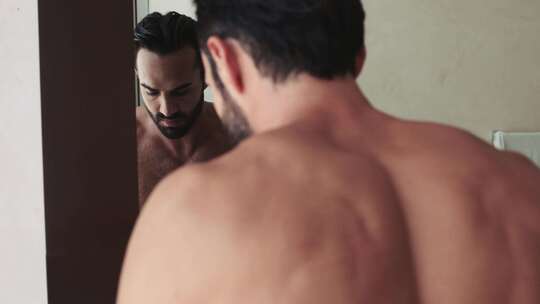 男人在浴室洗脸