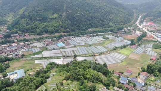 航拍大山里的乡村田野农村农田