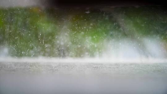 雨落在路上溅起水花