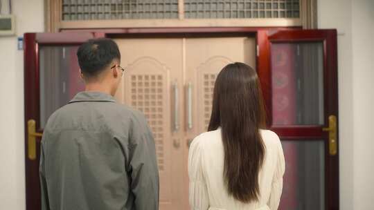 年轻情侣初次见家长紧张