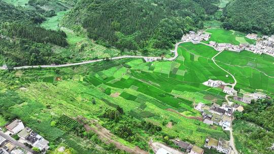 在贵州美丽的山区村落和山脉光