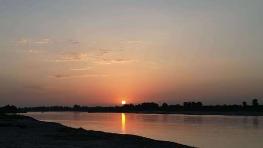 西安夕阳河滩黄昏日落晚霞渭河黄河流域航拍