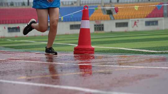 运动场雨中田径比赛运动员奔跑的脚步步伐