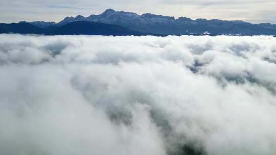 FPV航拍山顶云海云雾平流云雾山间云海