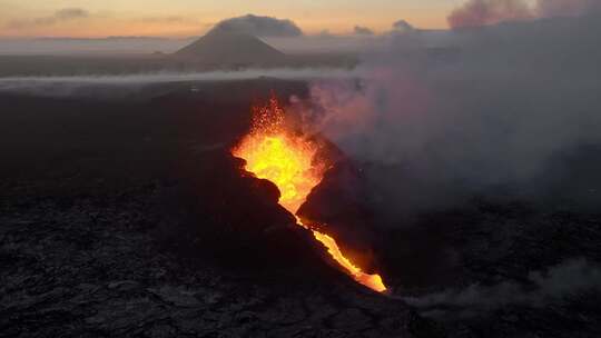 近距离观察雷克雅内斯半岛戏剧性火山喷发的