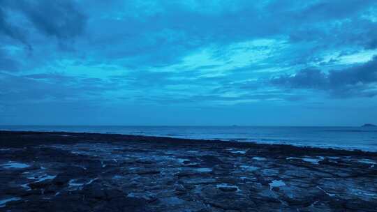 夜晚海边沙滩风景阴天大海礁石海岸自然风光