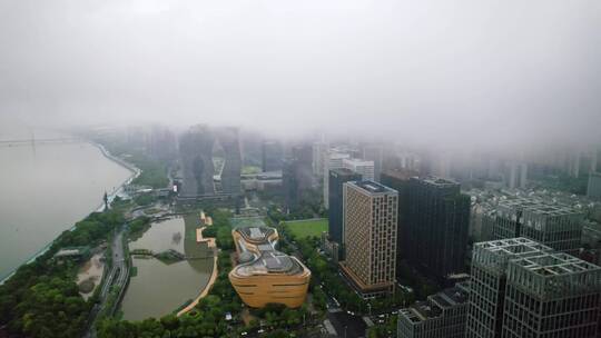 浓雾中的杭州滨江现代城市风光航拍