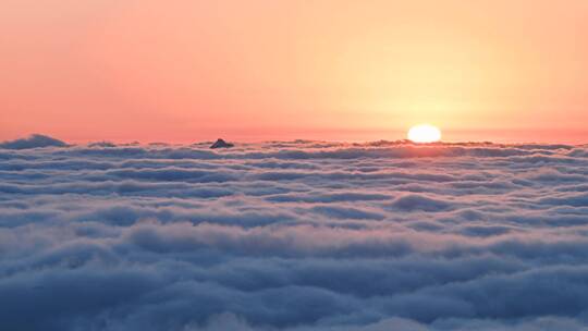 日落夕阳延时云海高山顶天空火红大太阳云雾