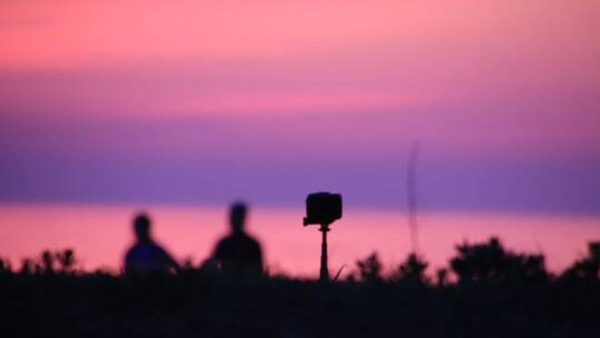 大疆运动相机拍摄夕阳下的恋人剪影