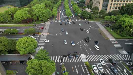 城市十字路口交通车流人流