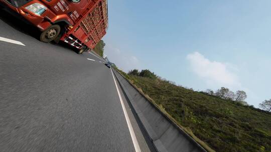 卡车行驶在高速公路上视频素材模板下载