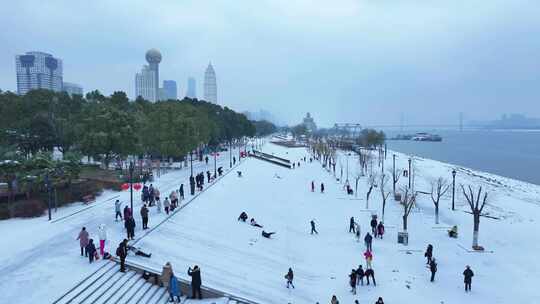 4K航拍武汉江滩雪景