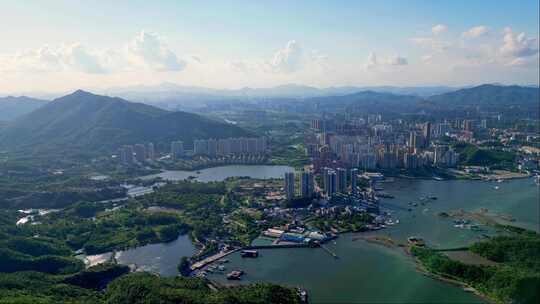 山水之间的城市风光全景