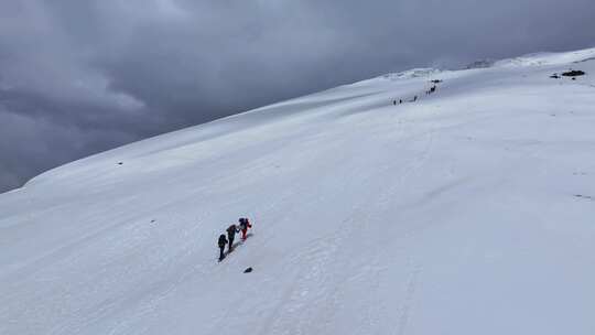 航拍攀登慕士塔格峰雪山冰川的登山队