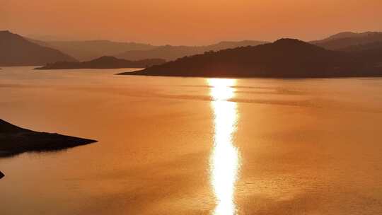 夕阳下波光粼粼的湖面