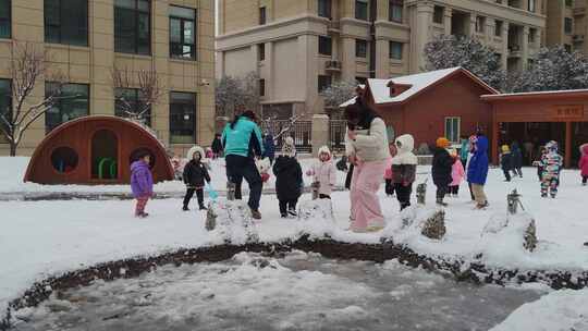 幼儿园的小宝宝玩雪仗