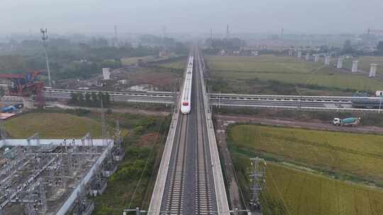 中国基建 铁路高铁 动车穿过乡村田野