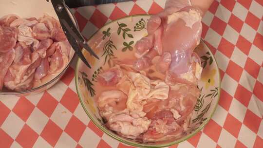 厨房剪刀剪鸡皮鸡油处理鸡腿肉