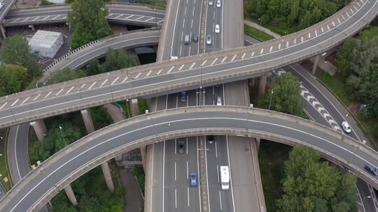 公路上行驶的汽车航拍