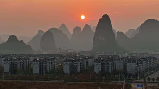 夕阳下的城镇与喀斯特地貌山景