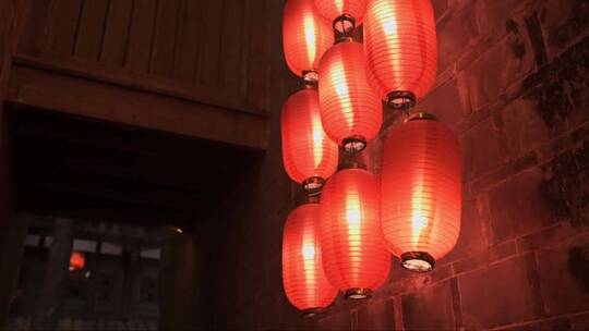 中国寺庙石墙上的红灯笼
