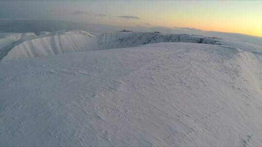无人机在厚厚的积雪上飞行