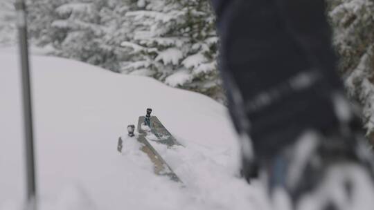 双板滑雪走路上山特写