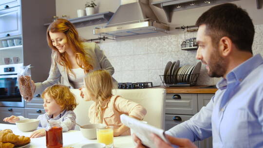 一起在厨房里吃早餐的一家人