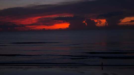 黄昏时大海中的波浪