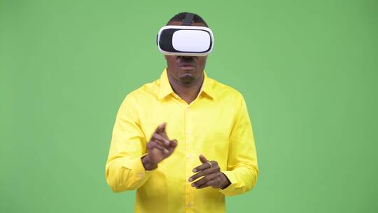 年轻的非洲商人使用虚拟现实眼镜